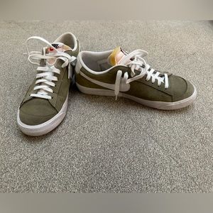 Men’s Nike olive green low top blazers